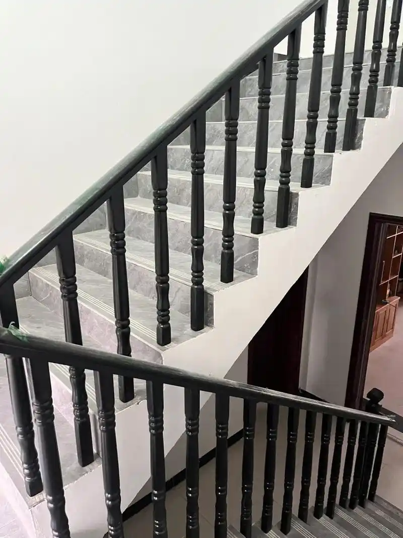 黑色系铝合金楼梯扶手推荐#自建房楼梯扶手 铝材抗腐蚀比钢材更优秀