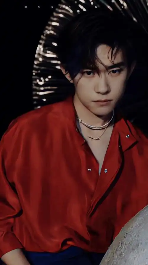 易烊千玺与新年红的适配度##易烊千玺满江红海报眼神杀