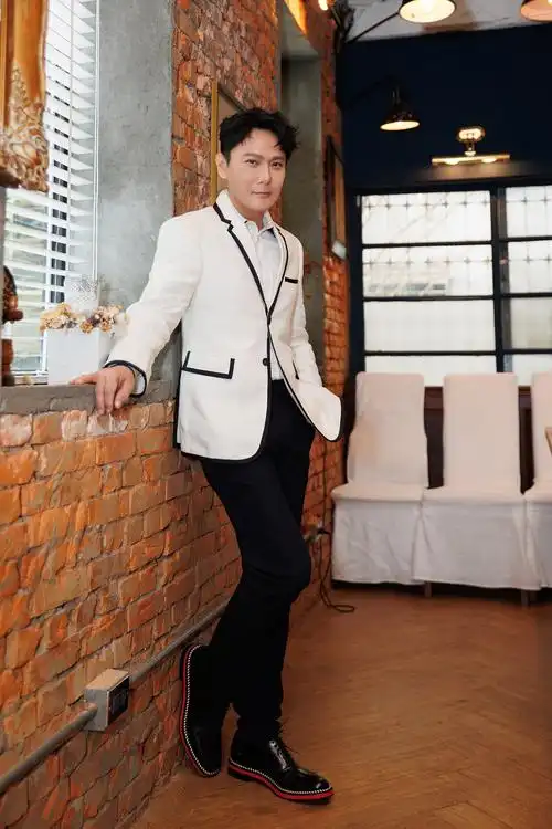 情歌王子张信哲 变身白马王子 睽违4年 官宣将三度攻蛋