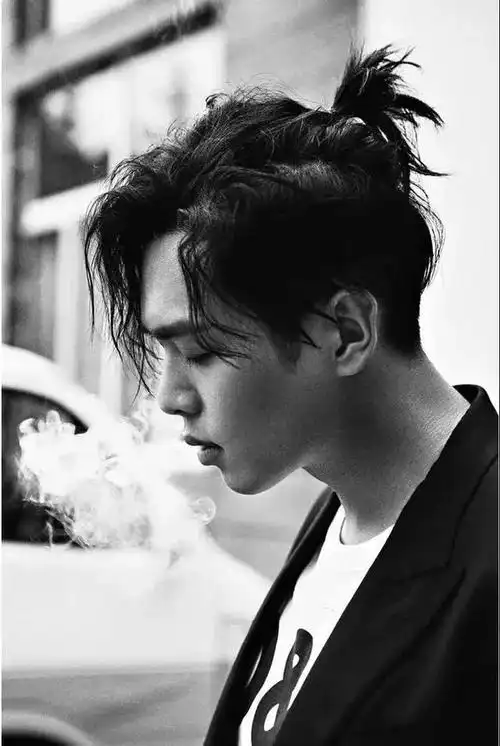 娘 许多经典硬汉形象反而都是长发造型 比如《热血高校》中的小栗旬