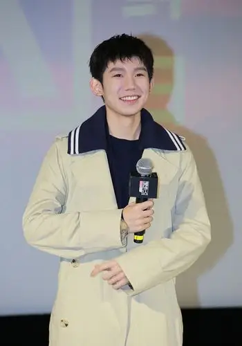 王源穿冲锋衣亮相《我是唱作人》,新发型清爽有魅力,脸上痘痘好