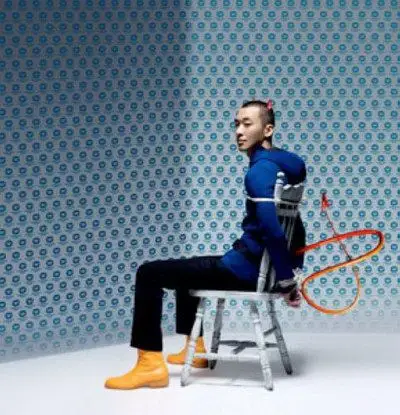 黄立行新专辑 女生肚子上摆寿司(图)