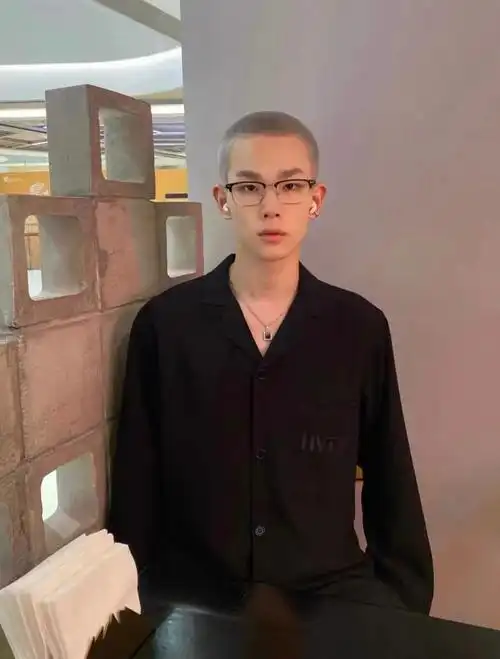 头不够圆 头发不够多其实大部分人还是适合的 只是不敢尝试寸头也可以