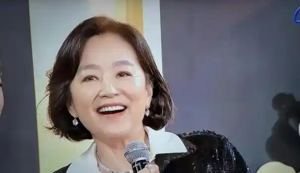 自然老去的林青霞太惊艳了69岁容貌大变穿衣简单精致很优雅