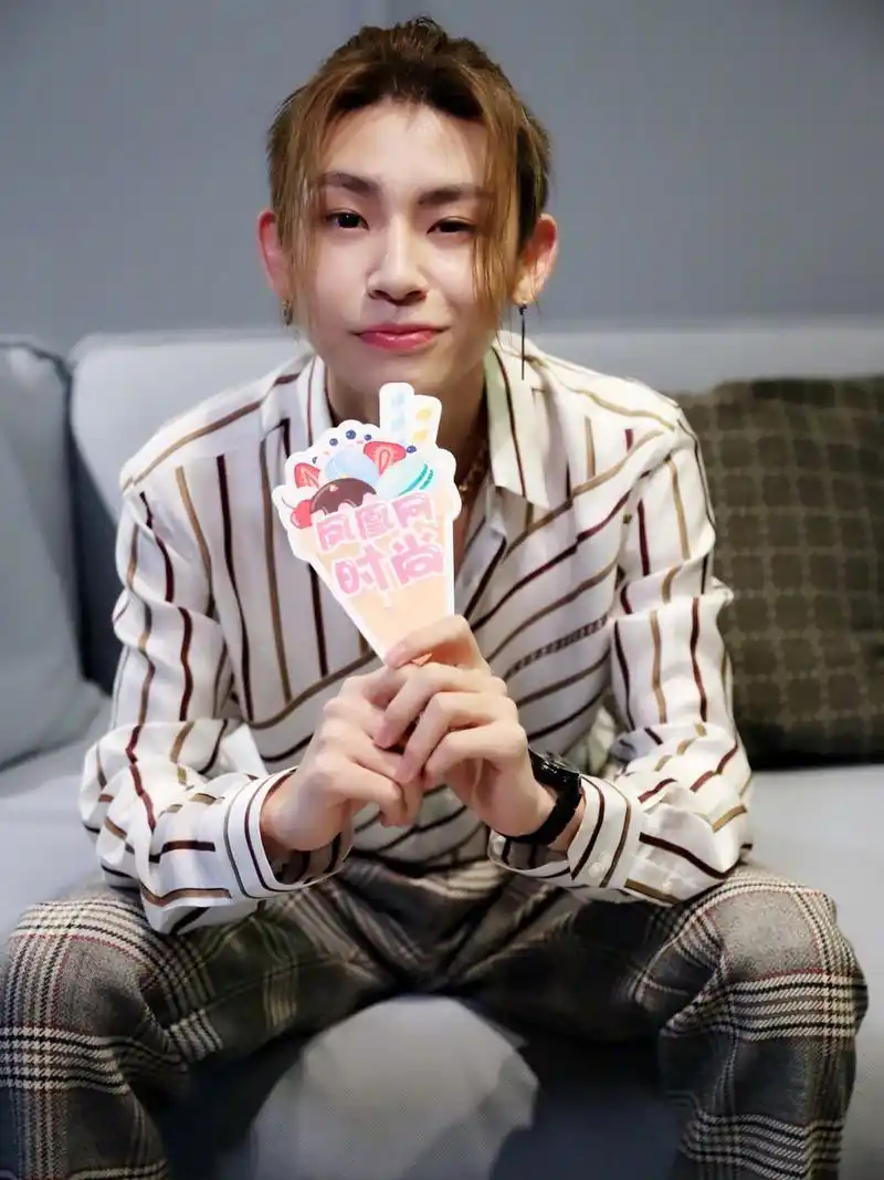 小鬼王凯琳时装周耍帅,中分长发配西装,不料被大金链子抢镜!