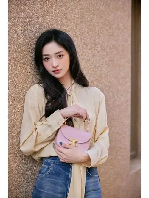 简单不失时尚,周洁琼衬衫配牛仔裤,诠释越简单越高级的时尚原理