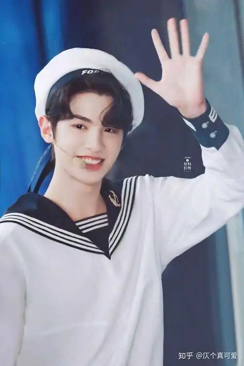 有没有黄明昊泰菲笑的图片