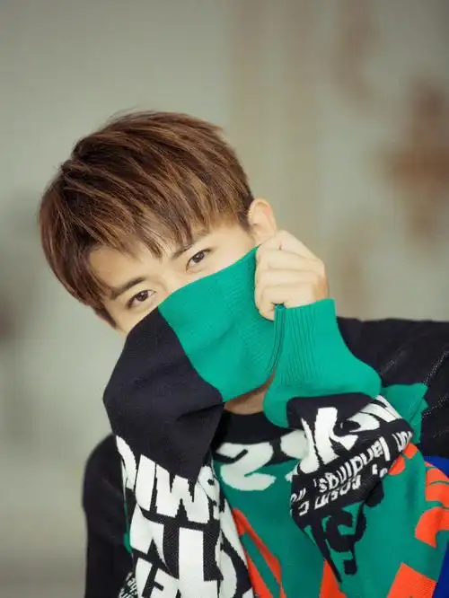 大家快去关注任嘉伦微博,刚刚更新了91#任嘉伦yyds91  #人间理想