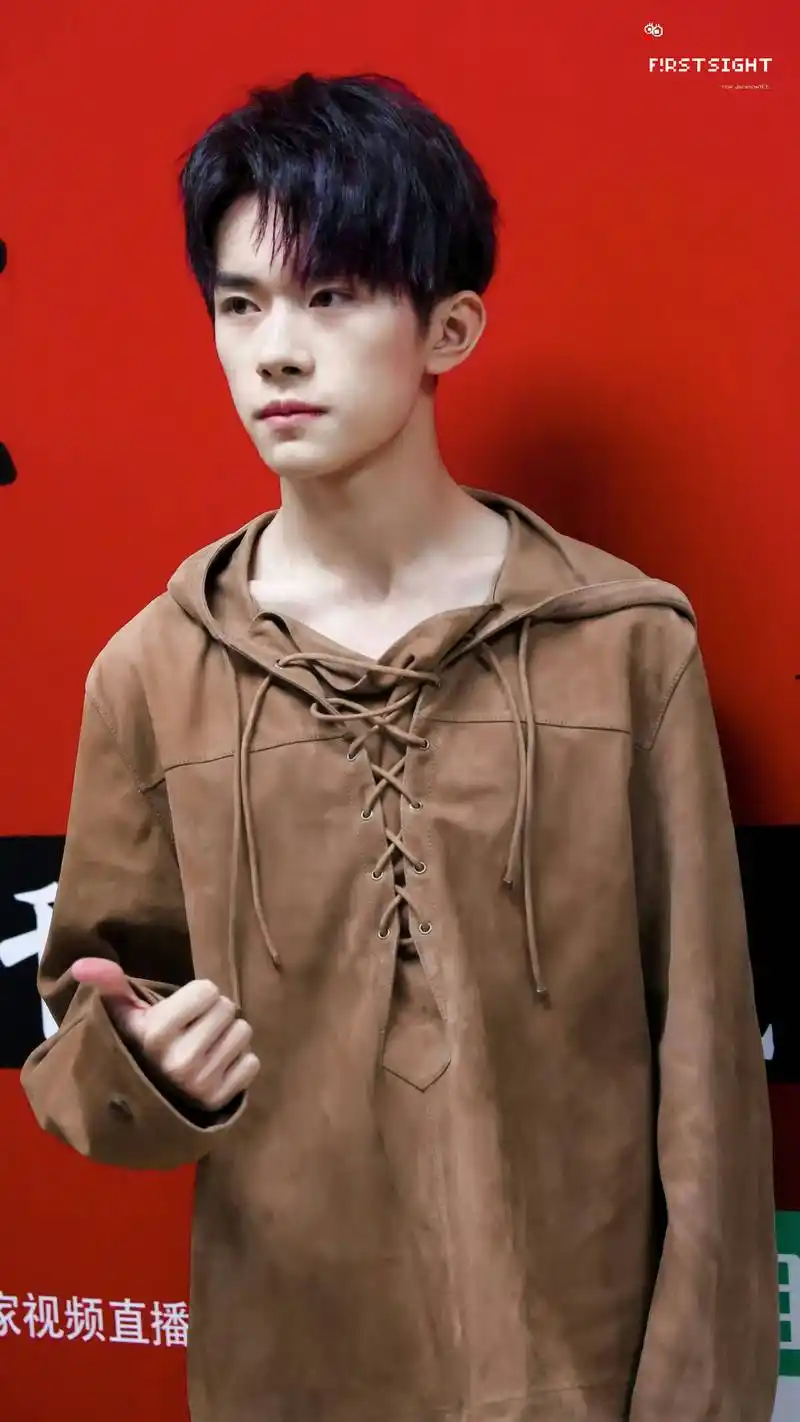 易烊千玺一字锁骨好撩人,千纸鹤:还好我也有