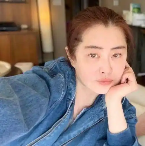 王祖贤大胆晒素颜照,面对衰老一点不遮掩,网友:哪像53奶奶样_白色