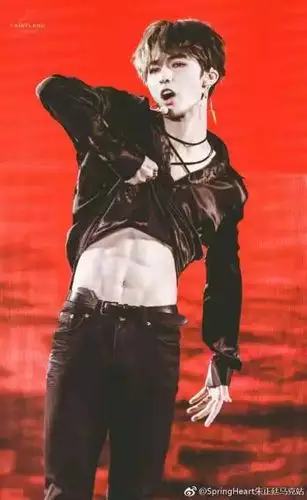 如果抹口红就是娘,那朱正廷的腹肌又代表什么?