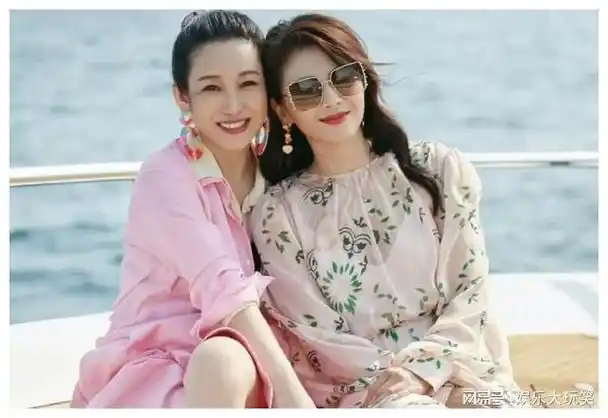 拥抱的魔力揭秘秦海璐与刘涛的深厚姐妹情谊惊人内幕