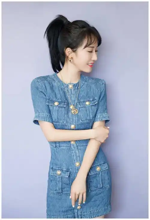 原创李念换发型就像换脸剪成蘑菇头再染成艳粉发色34岁潮得认不出