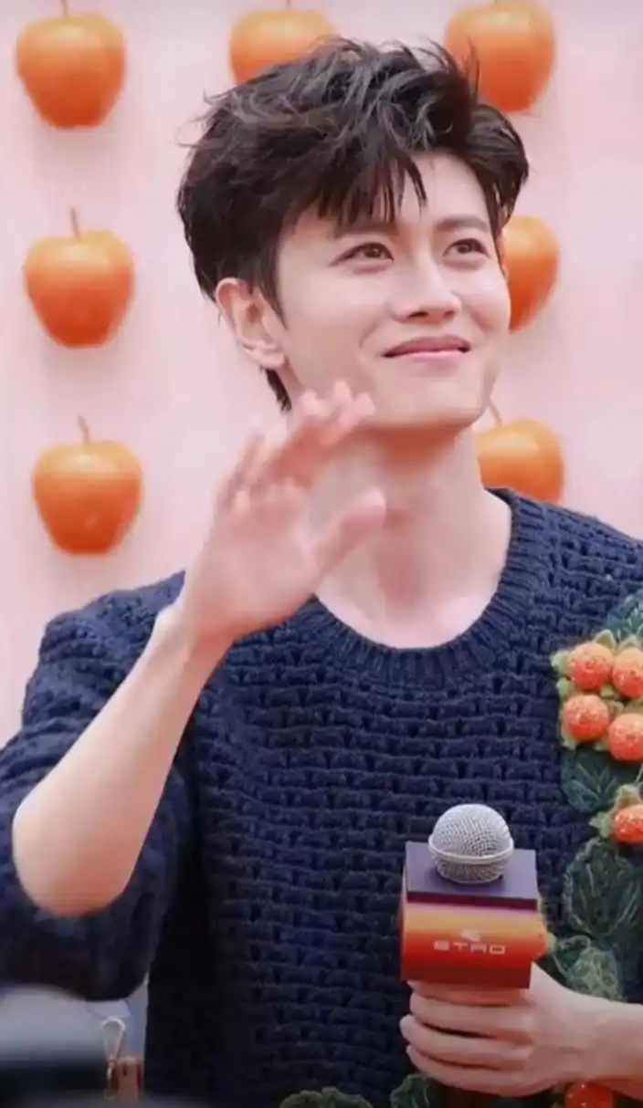 任嘉伦的括弧笑也太迷人了,又甜又治愈