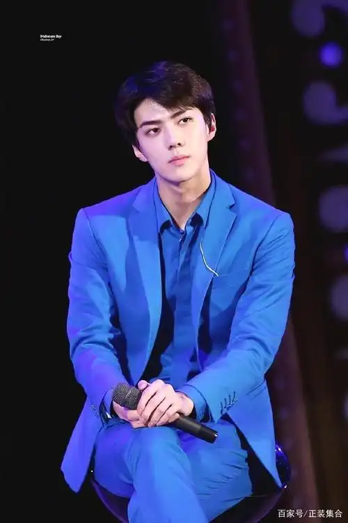 魅力男孩吴世勋换上西装也是性感的型男!热爱音乐也有时尚情怀!