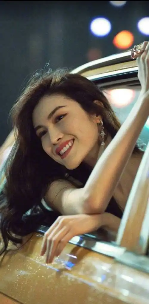 身高纤细,穿着紧身运动服的何穗,在人群中非常引人注目.