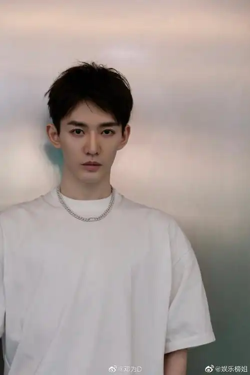 邓为长月烬明一人分饰三角##邓为长月烬明龙须刘海造型