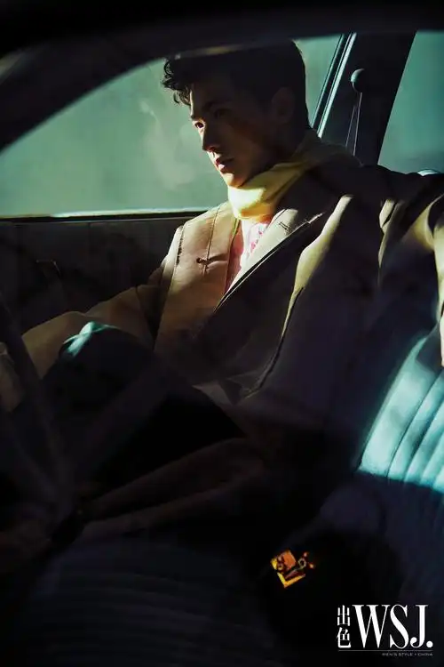 杨洋斑驳光影大片释出赤足穿西装苏感满点