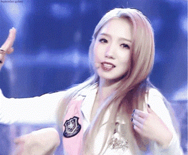 她参加了《创造101》那档节目后,迅速在国内走红,吸引了一大波忠实