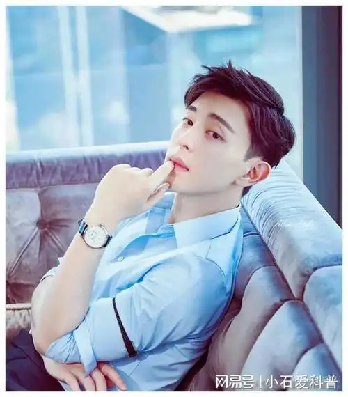 邓伦超级超级阳光帅气迷人十足的,为人随和善良的男人!