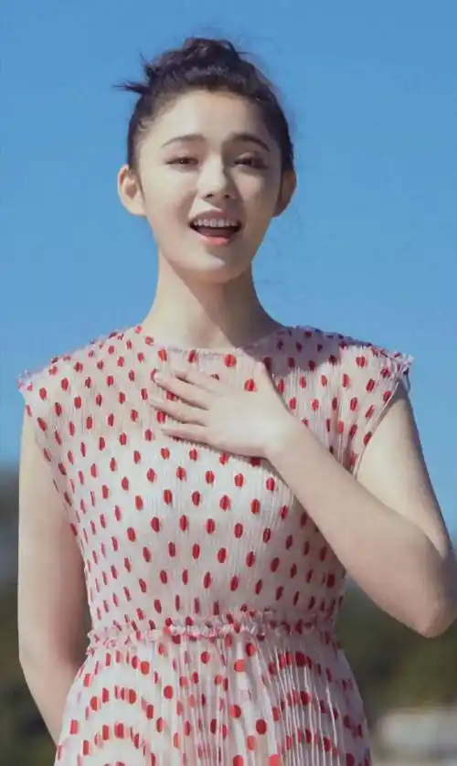 一身长裙的林允实在是太漂亮了,笑起来的时候酒窝好明显_宋引章_美女