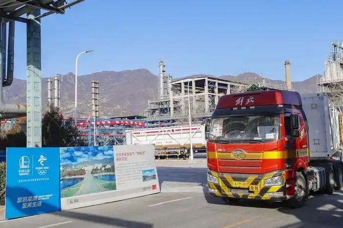 图为装满氢气的充装管束车顺利出厂. 李雪 摄