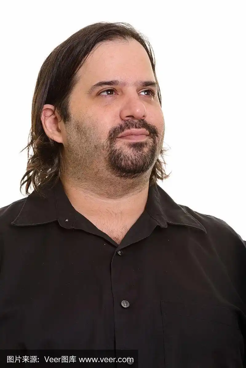 满脸大胡子的胖子一边思考一边抬头看