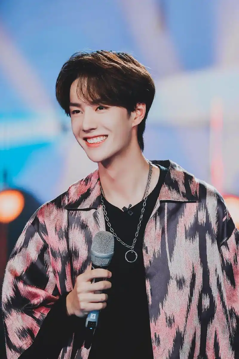 王一博的妈妈粉:年龄不是距离,情感与支持的深度解读 王一博的粉丝