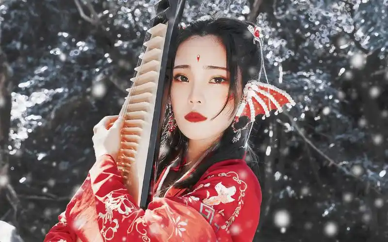 雪中的汉服美女高清桌面壁纸