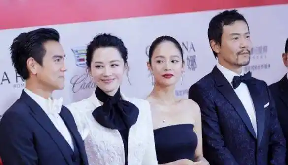 49岁许晴卖萌撒娇学猫叫,网友:这表情太魔性了!_少女_年龄_女人