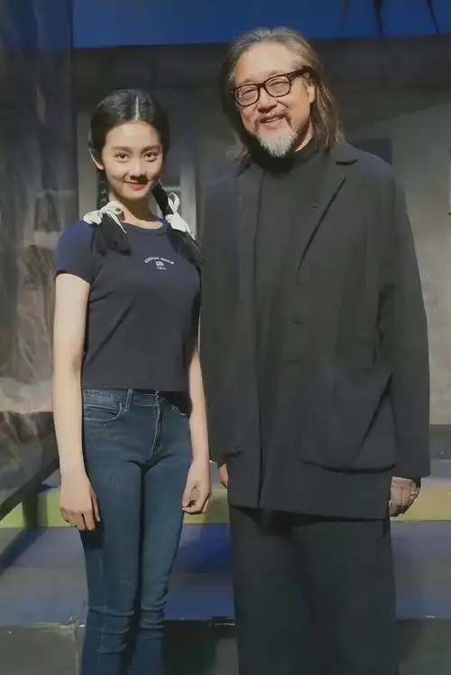 黄磊16岁女儿多多近况曝光戴耳环穿露脐装气质清纯身高却成迷