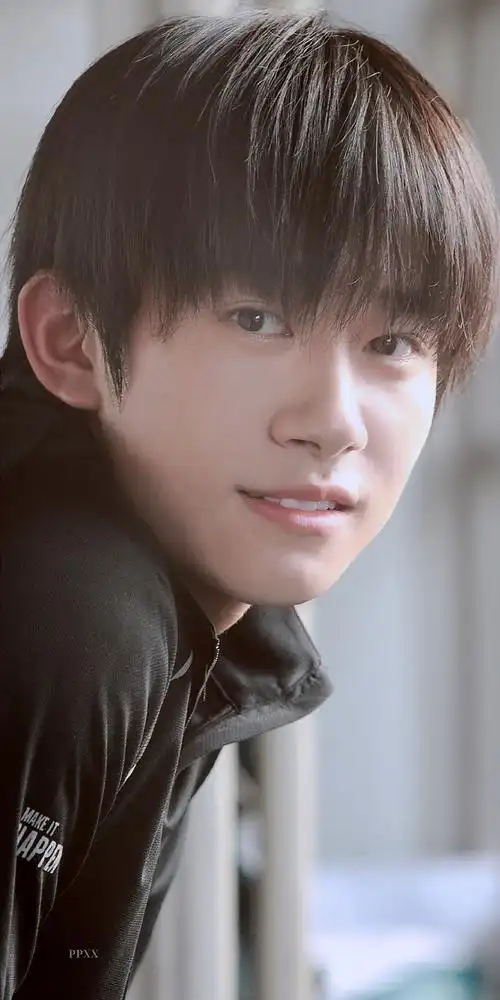 易烊千玺壁纸:温柔是世间的宝藏,而你是世间的温柔