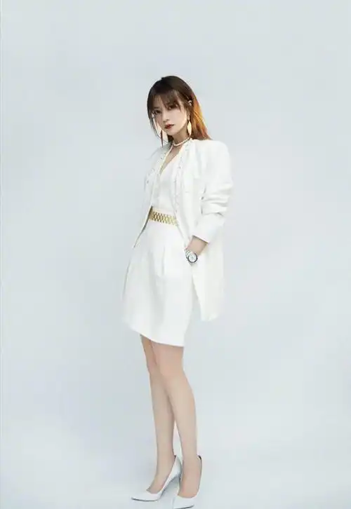 44岁赵薇成熟女性魅力满分,时尚大片成熟自信,白色休闲装太有范|发型