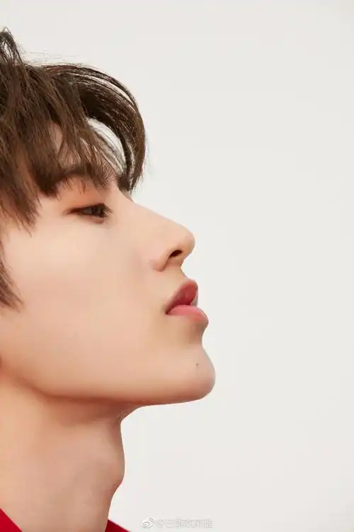 品牌爸爸发最新蔡徐坤海报 雕刻般的侧颜令人痴迷