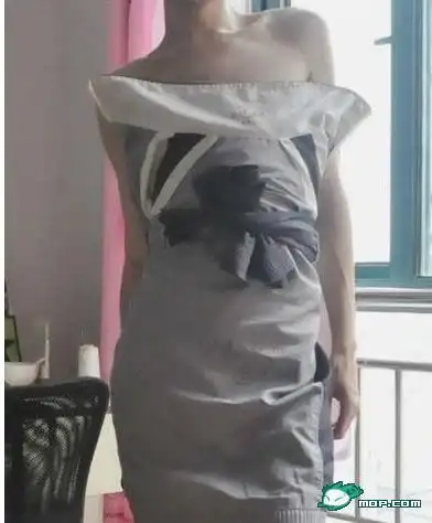 【组图】学校发半透明校服 内衣若隐若现 女生害羞拒绝穿衣