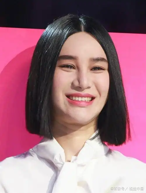 虽然颜值不是很突出的一位,但嗓音却很有特点,后来的尚雯婕选择了整容