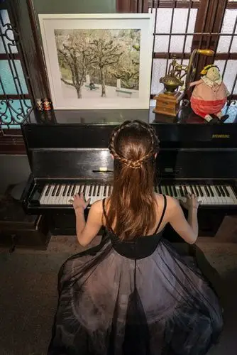 弹钢琴的女孩