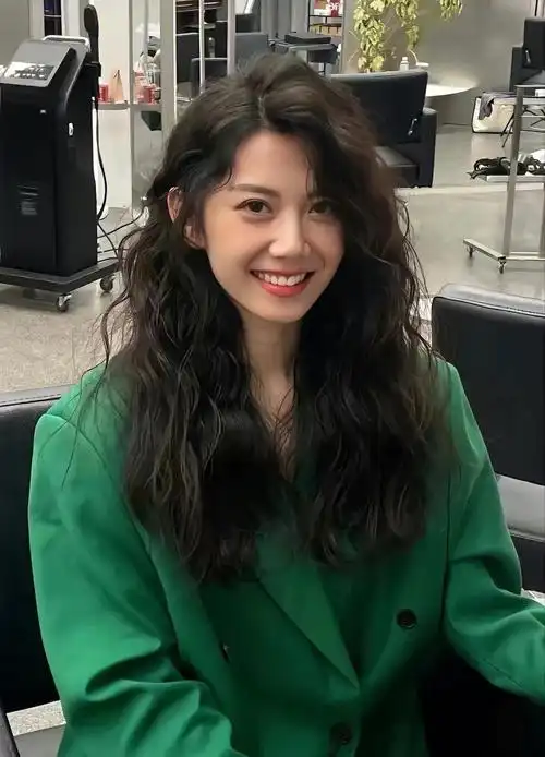 蓬松女生烫头发型怎么烫发才能显头顶蓬女生烫头头顶烫头发型图片女