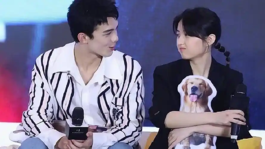 吴磊眼神宠溺看张子枫网友我闻到了八卦的味道