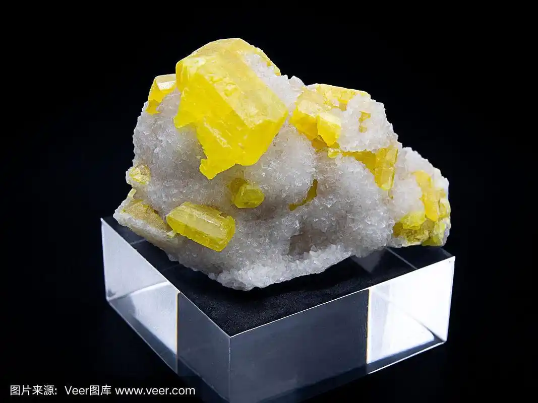 黑色背景上的硫磺矿物晶体