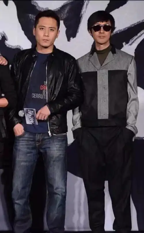 跟吴彦祖站一起,感觉他的头足有两个吴彦祖那么大.