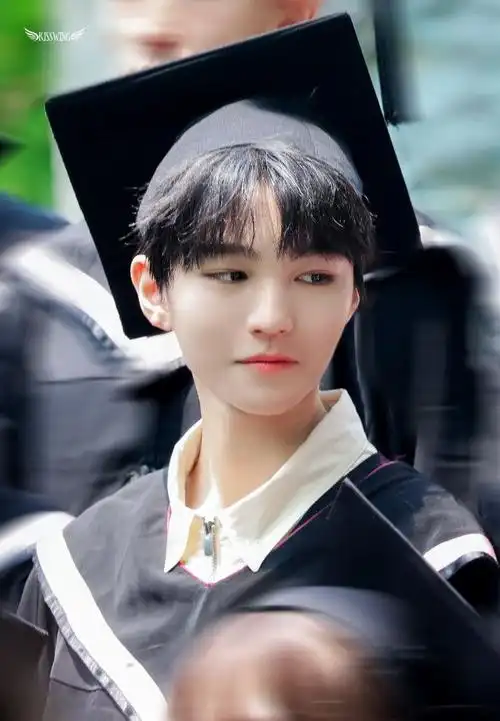 王俊凯回北电拍毕业照穿学士服仪式感满满同框女生颜值都好高