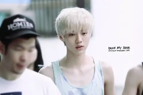 谁能给我exo的鹿晗露锁骨的高清图片?