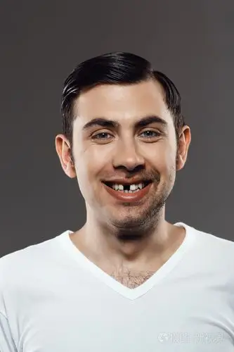 无牙在灰色背景的年轻人的画像