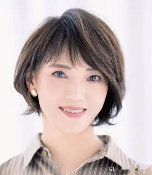 展现气质,凸显年轻感齐耳短发的长度相较于长发而言,不需要过多的