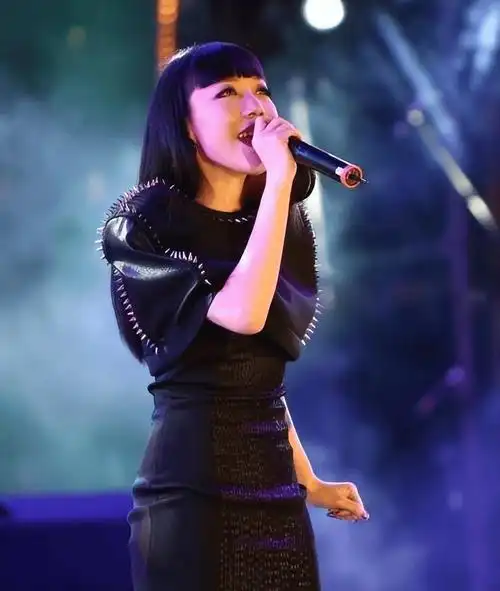 事实证明,逐渐"消失"的吴莫愁,早已经走上了一条"不归路"