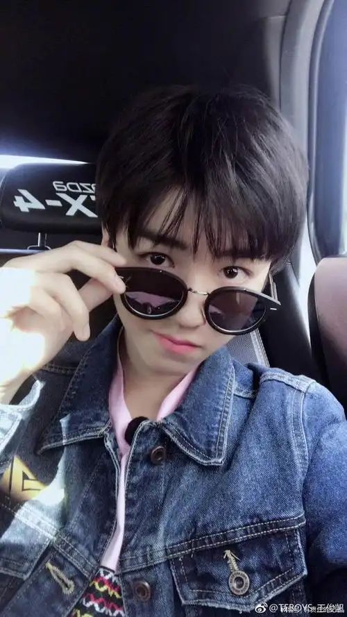 王俊凯跟石翔同一天出关还同表情超级cp脸