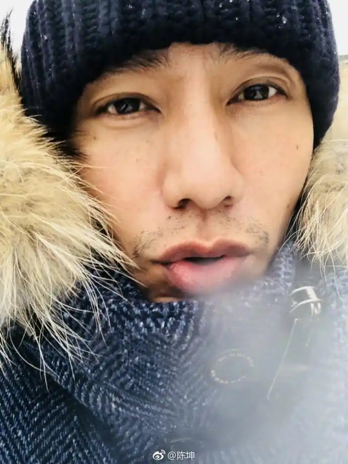 陈坤雪中自拍眼神迷离 稀疏胡渣尽显沧桑大叔范儿