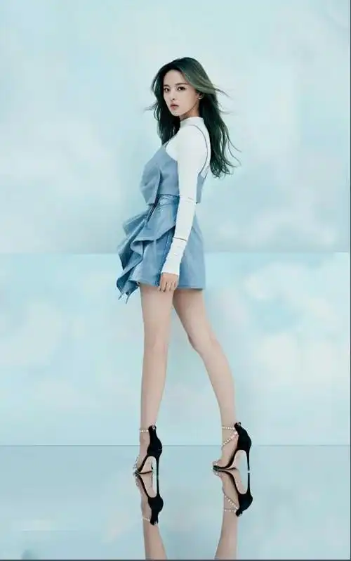 杨超越穿紧身裙胸部扁平小肚凸起身材差到极致