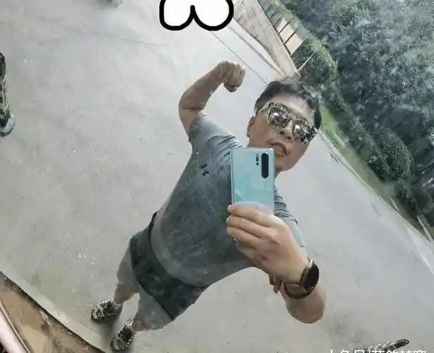 而且杜海涛还自信满满地晒了下他的肱二头肌,隐约能看到肌肉正在成型